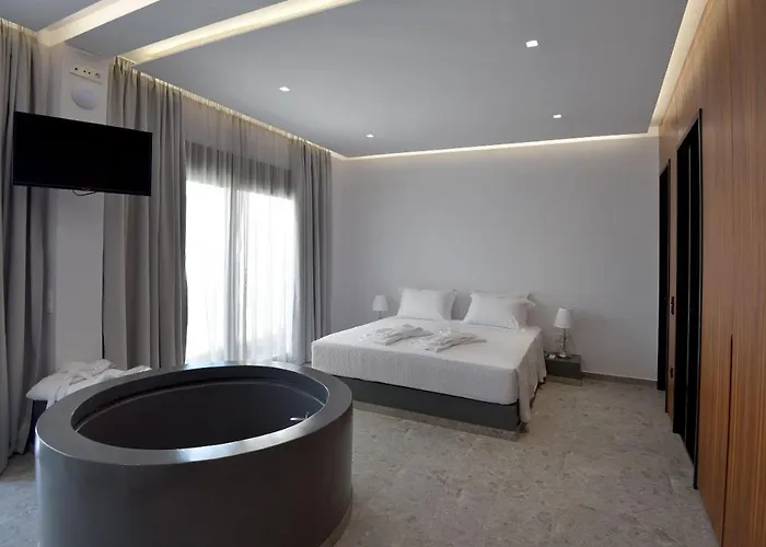 Rose N Stone, Queen, Luxury Houses