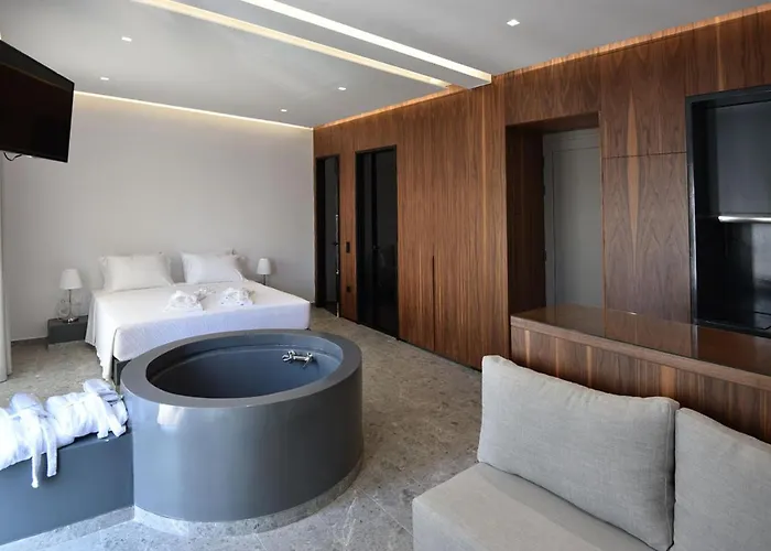 Rose N Stone, Queen, Luxury Houses